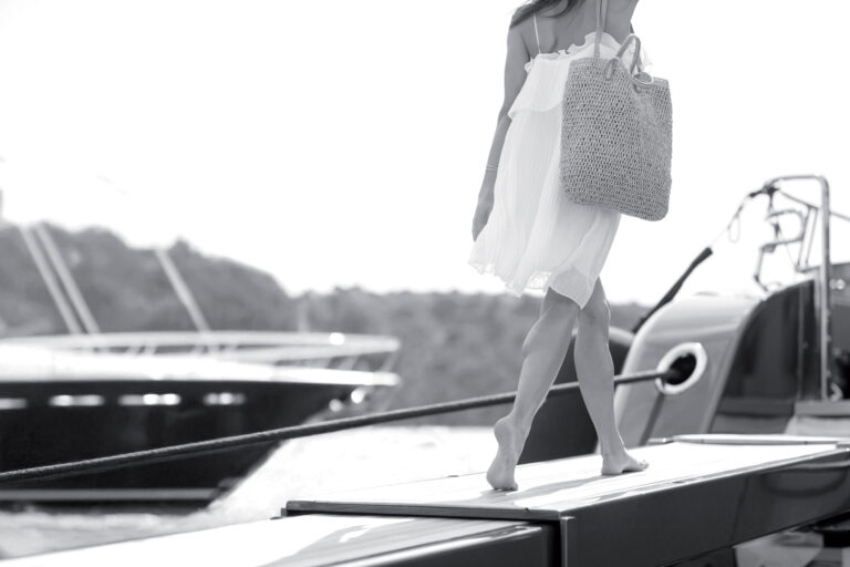 femme marchant vers son yacht
