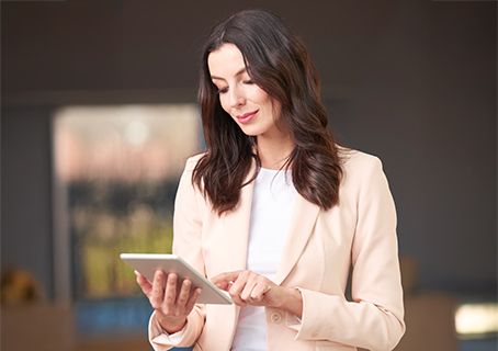 femme regardant les actualités de jutheau husson sur sa tablette